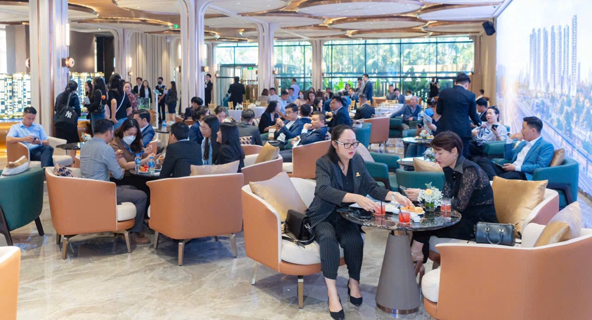 Khách hàng tham quan căn hộ mẫu The Privé