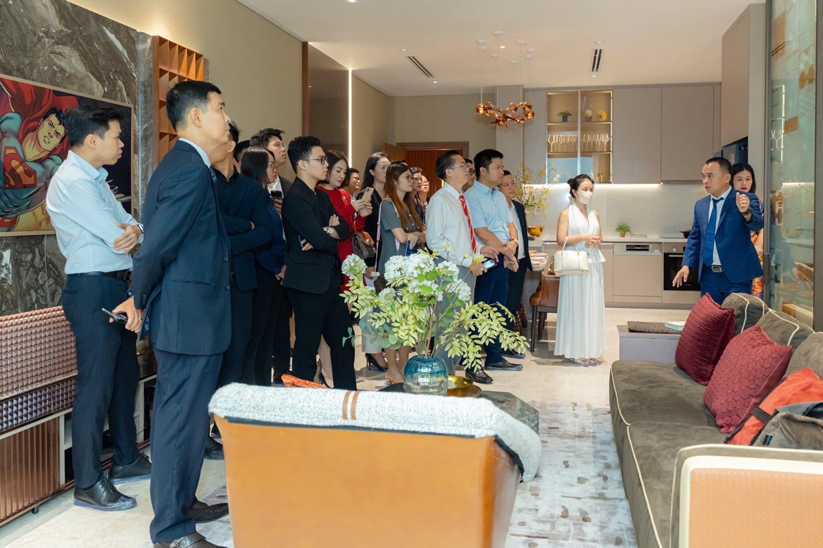 Khách hàng tham quan căn hộ mẫu The Privé