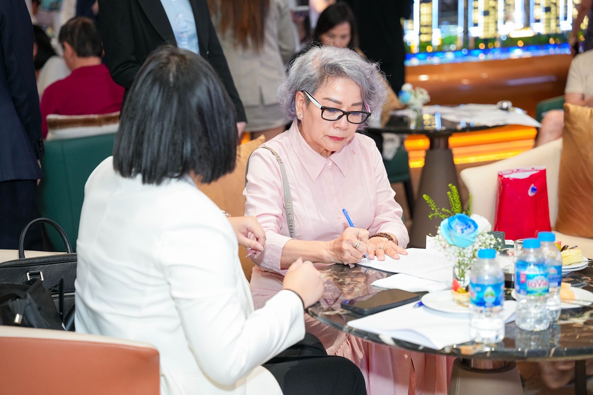 Khách hàng giao dịch trực tiếp tại sự kiện mở bán The Privé giai đoạn 2 ngày 1/11