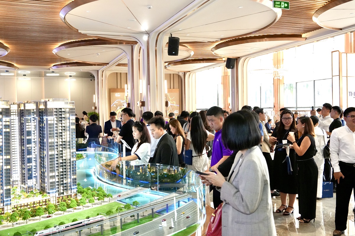 Khách hàng tham quan dự án The Privé trong ngày mở bán