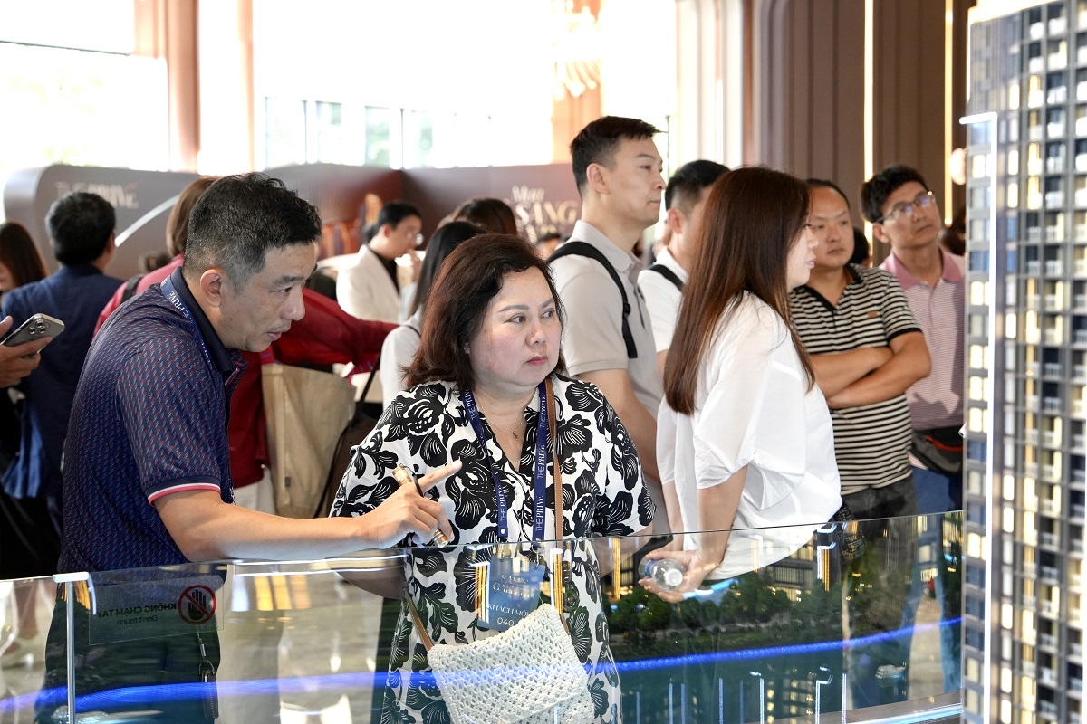 Khách hàng tham quan dự án The Privé