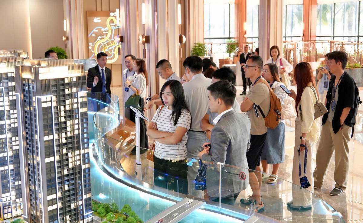 Khách hàng tham quan mô hình sa bàn dự án bất động sản hạng sang The Privé