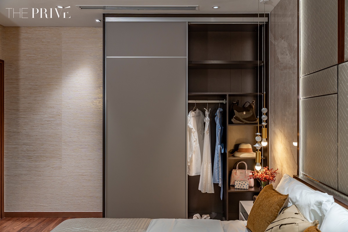 Phòng ngủ trang bị hệ tủ quần áo bespoke sang trọng tại The Privé
